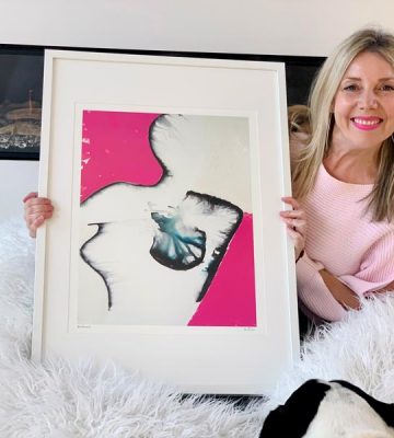 sarah-jane-holds-silhouette-ia-print-raising-funds-for-breast-cancer